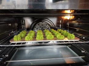 放入预热好的烤箱，中层120度热风模式烤50分钟。