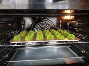 放入预热好的烤箱，中层120度热风模式烤50分钟。