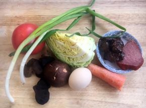 烩饼所用的食材有：鸡蛋、酱鸡胗、烤里脊、圆白菜、西红柿、香菇、木耳、小香葱。