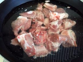 凉水下锅焯去血沫