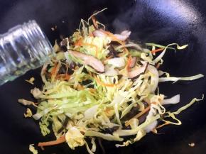 烹入1勺锅沿料酒。