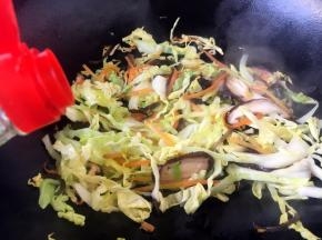 倒入1勺的酱油，翻炒均匀。