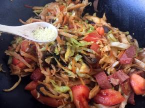 放入少许的鸡精提味。