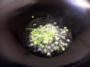热锅凉油放入小香葱葱花，将葱花煸出香味。