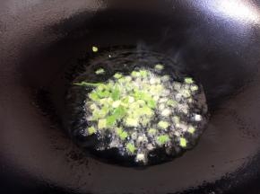 热锅凉油放入小香葱葱花，将葱花煸出香味。
