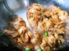 倒入1小碗的牛肉清汤，大火煮开，小火炖20分钟，最后大火收汁至浓稠。