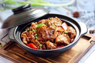 这道菜软烂酥香，老少皆宜，味道咸鲜带甜。