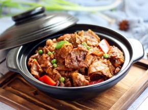 这道菜软烂酥香，老少皆宜，味道咸鲜带甜。