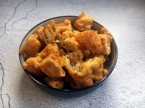 把面筋切成核桃块大小。