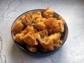 把面筋切成核桃块大小。