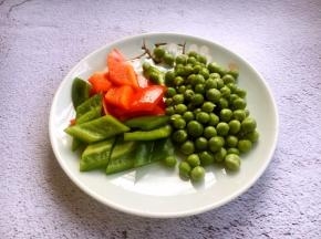 准备好辅助食材：将青红椒切成菱形片，豌豆洗干净备用。