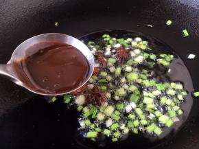 放入30g的甜面酱。