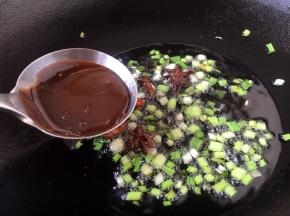 放入30g的甜面酱。