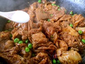 放入1勺的白糖调味。