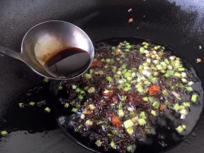 放入15g的酱油。