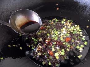 放入15g的酱油。