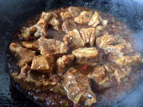 放入煮熟的牛肉，翻炒均匀。