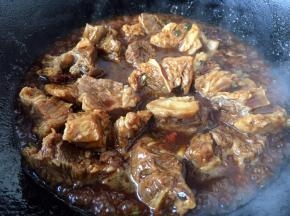 放入煮熟的牛肉，翻炒均匀。