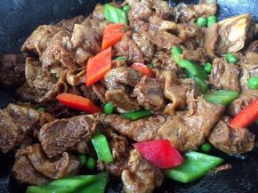 放入青红椒翻炒均匀即可。