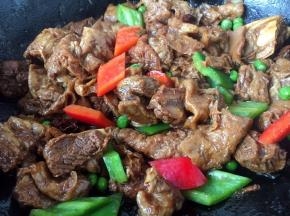 放入青红椒翻炒均匀即可。