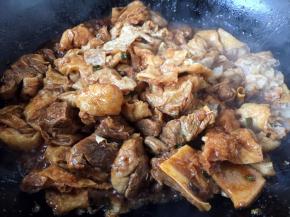 放入面筋、豌豆翻炒均匀。