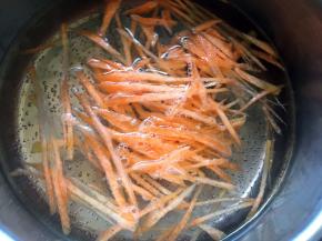 锅内烧开水放入胡萝卜丝烫软，捞出沥干水份备用