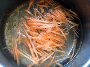 锅内烧开水放入胡萝卜丝烫软，捞出沥干水份备用