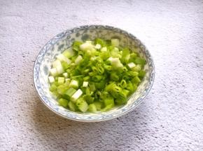 将小香葱（大葱）切成葱花。