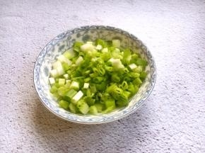 将小香葱（大葱）切成葱花。