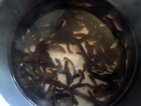 放入木耳丝烫软捞出沥干水分备用