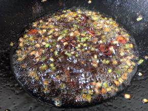 小火把它们炒出香味。