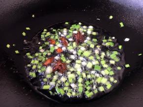 破锅凉油，先放入八角，把八角煸炒出香味，再放入葱花煸出香味。