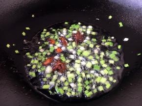 破锅凉油，先放入八角，把八角煸炒出香味，再放入葱花煸出香味。
