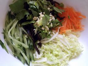 所有食材放入碗中