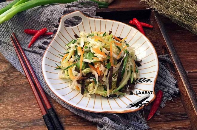 白菜胡萝卜木耳拌黄瓜