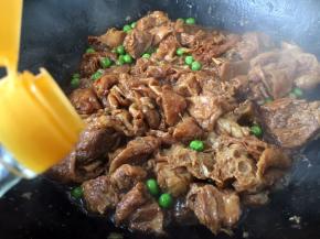 放入1小勺的花椒油增香提味。不习惯花椒油的味道可以不放。