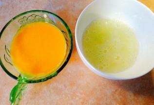 现在我们准备煎鸡蛋皮的准备工作，这次换个花样煎蛋皮，鸡蛋打入蛋碗里，留出一个蛋白放另一个碗里，然后鸡蛋加少许盐，搅打成均匀的蛋液后，过滤两次