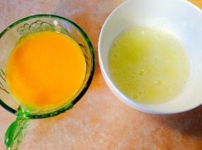 现在我们准备煎鸡蛋皮的准备工作，这次换个花样煎蛋皮，鸡蛋打入蛋碗里，留出一个蛋白放另一个碗里，然后鸡蛋加少许盐，搅打成均匀的蛋液后，过滤两次