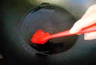 锅里刷上一层玉米油，少油更健康哦