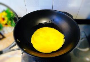 把蛋液倒入，开中小火煎成蛋皮