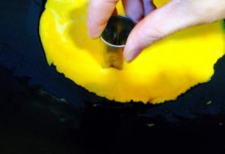 取一个模具，在蛋皮上印出形状，这步我们要先关火，再操作 ，轻轻的哦，