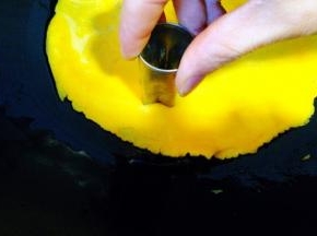 取一个模具，在蛋皮上印出形状，这步我们要先关火，再操作 ，轻轻的哦，