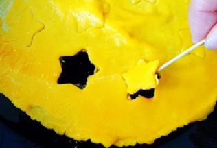 全部压好后，用牙签将一个个星星取出来，