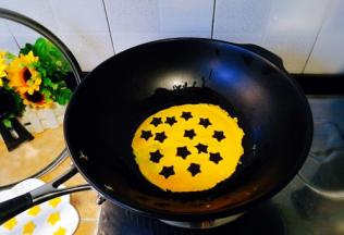 然后用个小勺子，把蛋白倒入星星中，