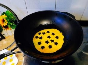 然后用个小勺子，把蛋白倒入星星中，