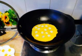 开小火煎至蛋白凝固，然后关火。