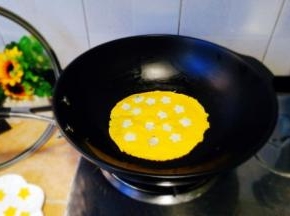 开小火煎至蛋白凝固，然后关火。