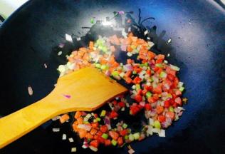 将葱白末，洋葱粒爆香后加入香肠粒