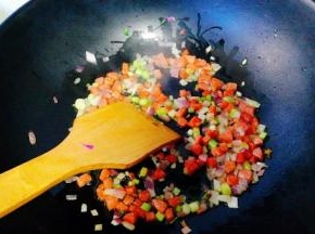 将葱白末，洋葱粒爆香后加入香肠粒