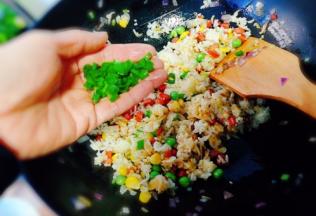 陆续加入适量蚝油，最后撒入葱花即可